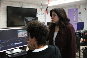 2R7A2068 1 300x200 - High school students benefit from TSTC grad’s digital media design expertise